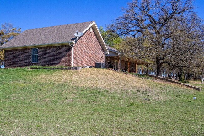 Foto del edificio - 3 bedroom home on acreage