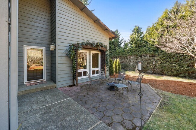 Building Photo - 2900 sq.ft, 4 bedrooms, 3 baths. Has A/C!
