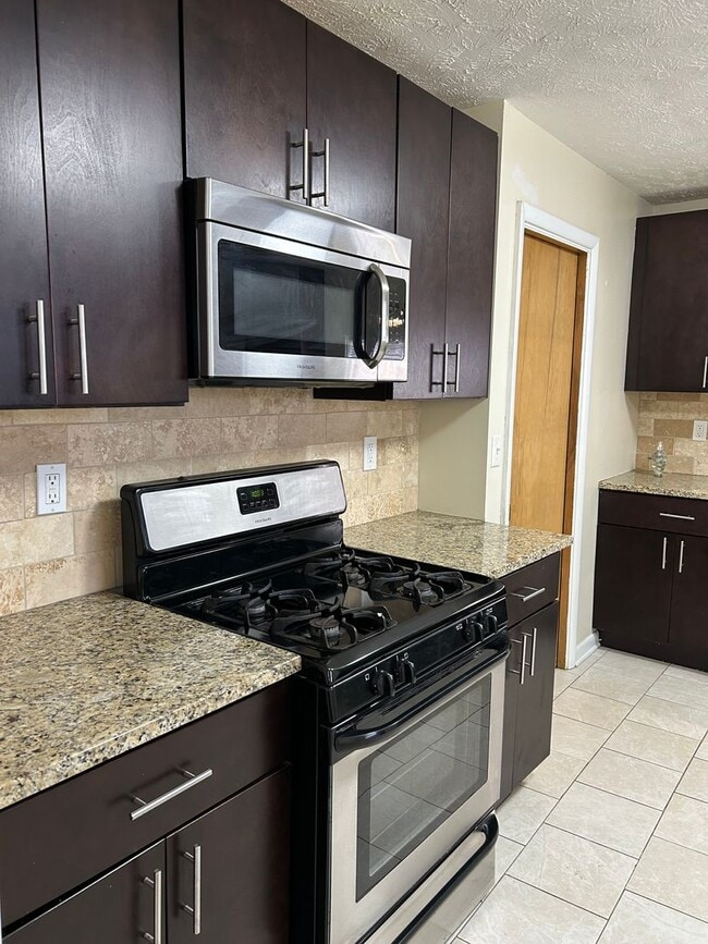 Building Photo - Brick Ranch for Rent in Highland  HTS close to the freeway