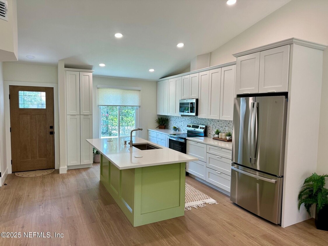 Building Photo - 573 Aquatic Dr