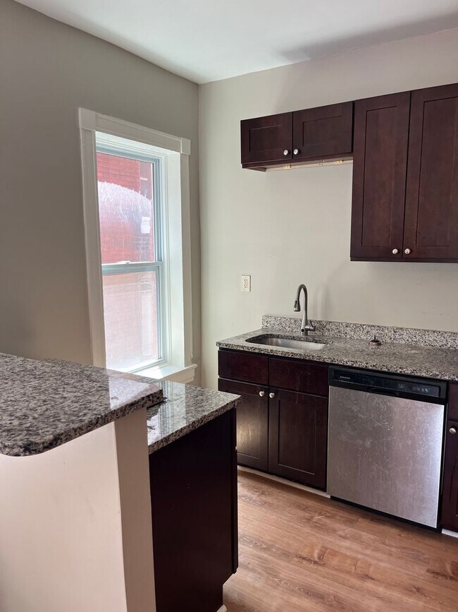 Building Photo - COMING SOON: Extra roomy 2 bedroom/1 bathr...