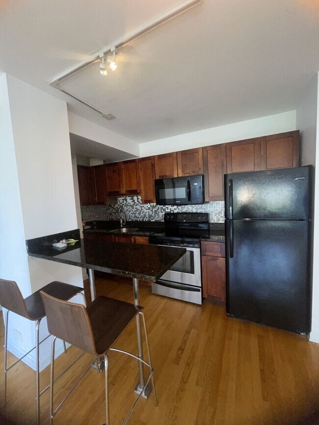 Foto del edificio - 4180 N Marine Dr