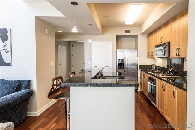 Building Photo - 5490 La Jolla Blvd
