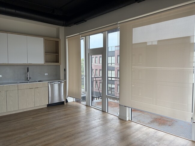 Building Photo - 2725 N Thatcher Ave