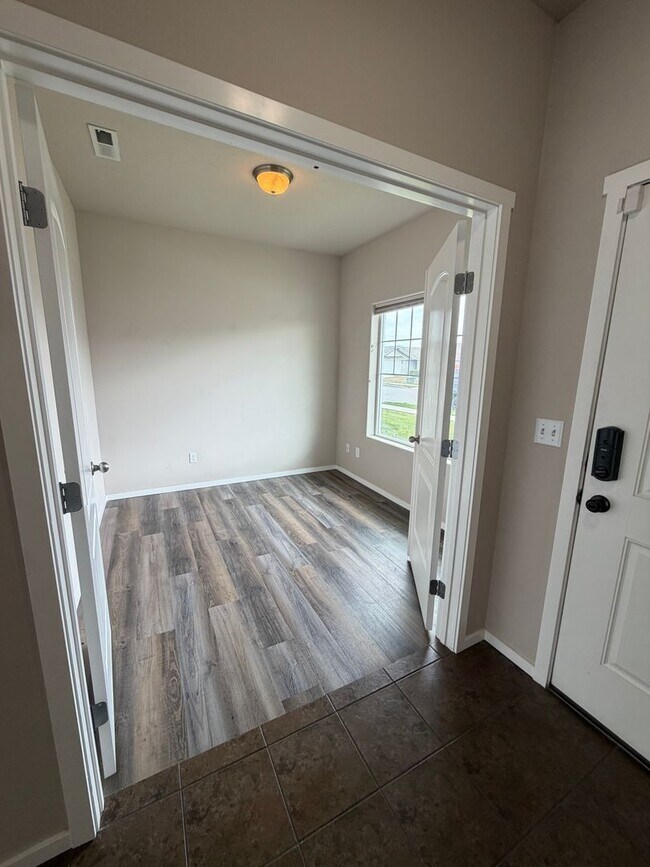Foto del edificio - Check out our move in special on this charming Very Spacious 2-Story Home for Rent in Pasco, WA!
