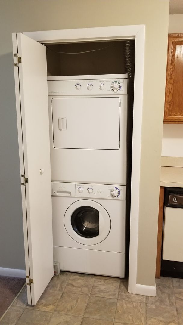 Building Photo - 1st Floor Corner Unit in Small, Quiet Cond...