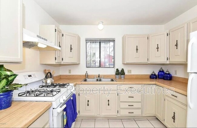 Building Photo - 902 E Elm St