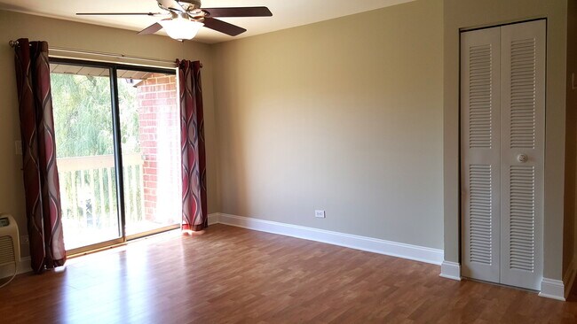 Building Photo - 960 N Lakeside Dr