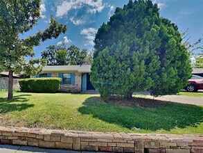 Building Photo - 2116 Crockett Dr