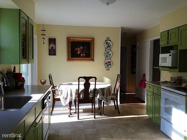 Building Photo - 2 br, 1 bath Apartment - 18 Mahar Drive