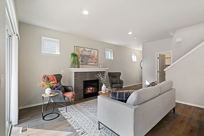 Foto del edificio - Pet Friendly Three Bedroom Townhome