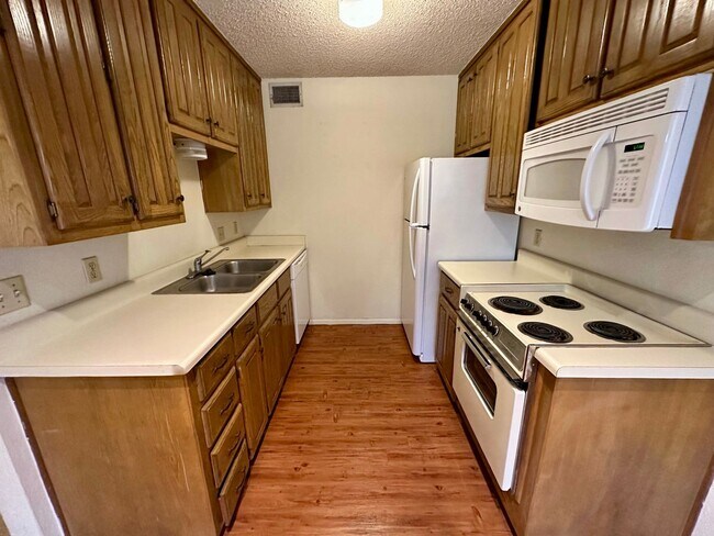 Foto del edificio - 1BR/1BA Condo Near Campus