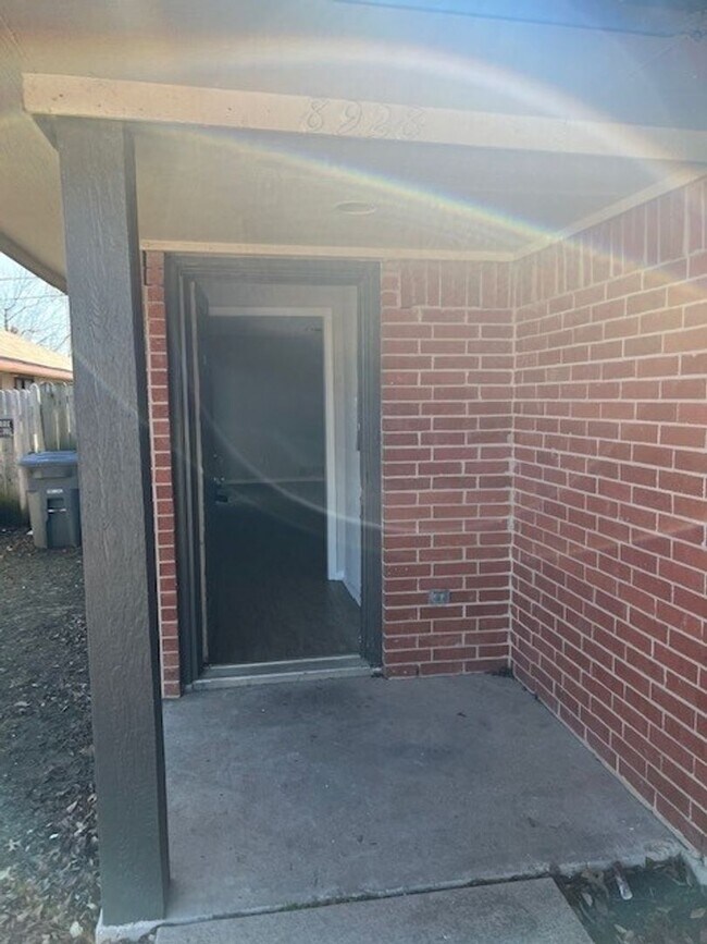 Foto del edificio - 8928-8928 Greenmound Ave