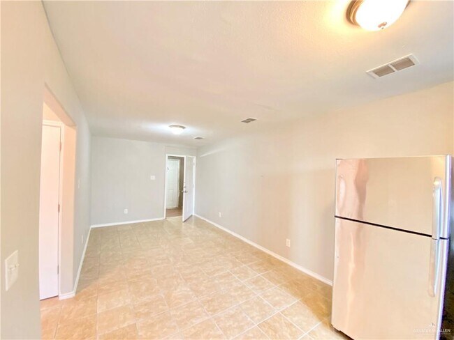 Building Photo - 624 Santa Rosa Ave