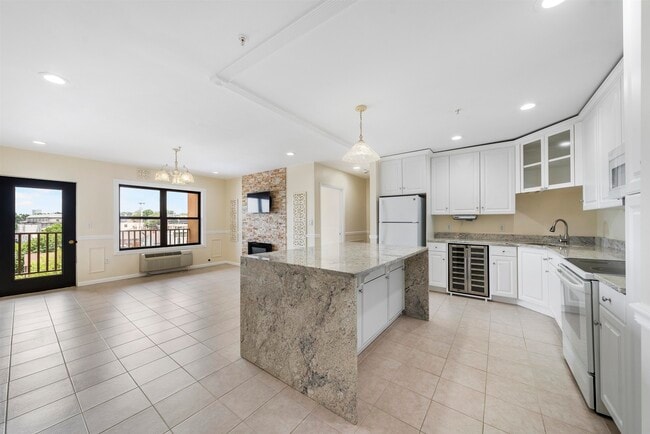 Building Photo - 8915 Bergenwood Ave