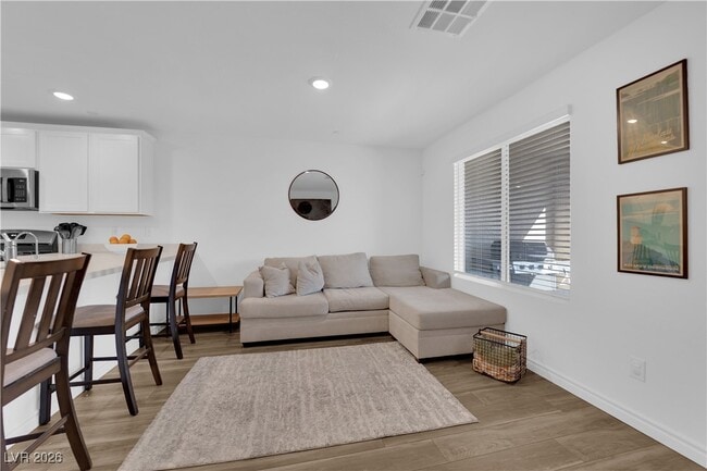 Foto del edificio - 6200 Foxes Dl St