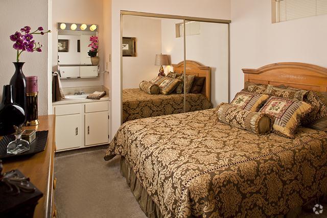 Bedroom - Aviary on West Napoleon