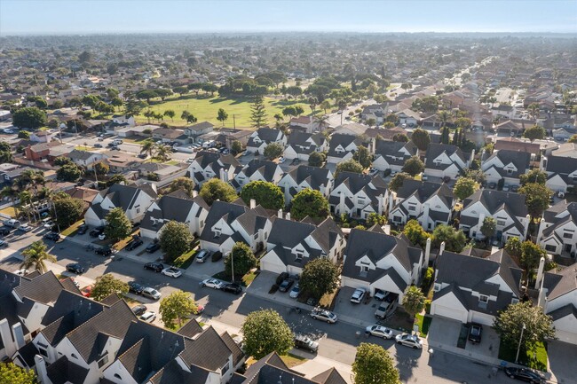 Building Photo - Large Renovated 3bed x 2.5bath Townhouse with Private Patio & 2-Car Garage