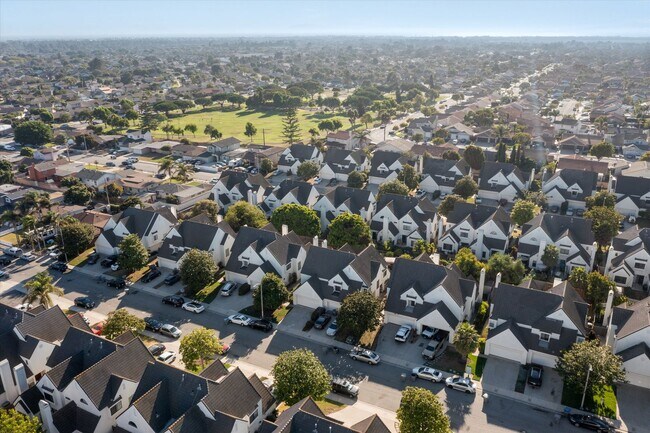 Foto del edificio - Renovated 2bed x 2.5bath Townhouse with Private Patio & 2-Car Garage