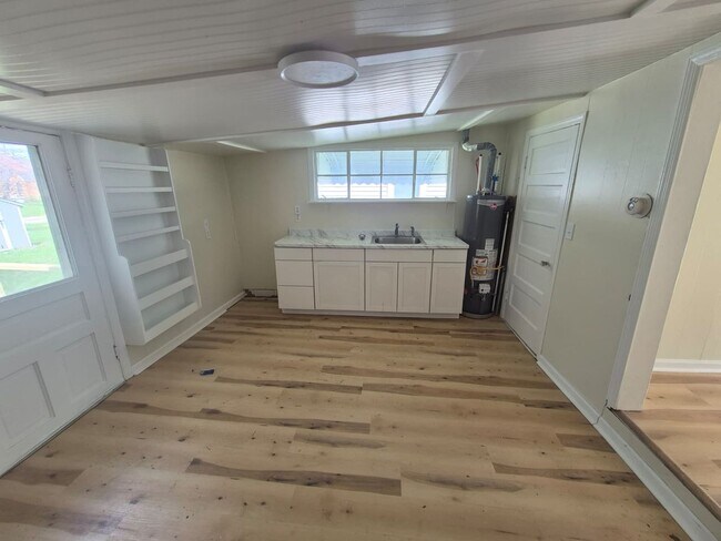 Foto del edificio - Fully Renovated 2-Bedroom in Elsmere – Off-Street Parking & Yard Space