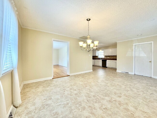 Foto del edificio - Well Maintained 3 Bedroom Home Off Lake Brandt Rd!