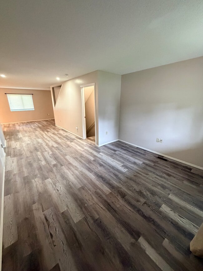 Building Photo - 1323 W Nottingham Cir