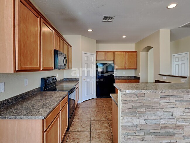 Building Photo - 10053 N 85th Dr