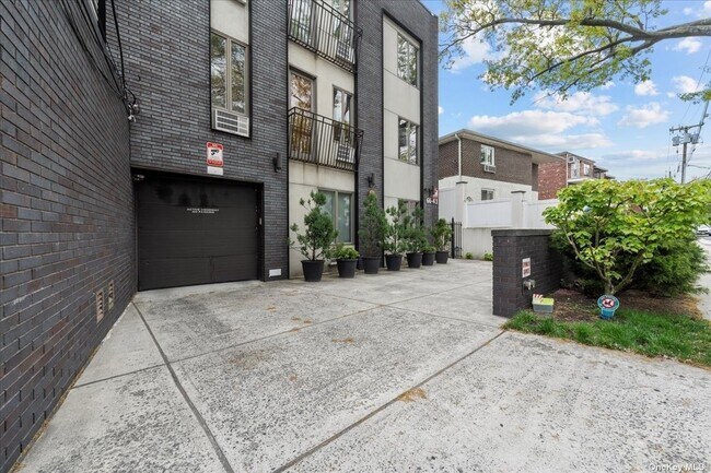 Foto del edificio - 6641 69th St