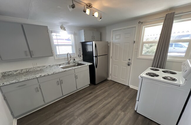 Building Photo - Updated 1 Bedroom 1 Bathroom Ranch Home in...