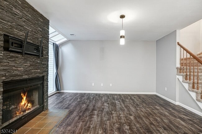 Building Photo - 7 Sussex Ct