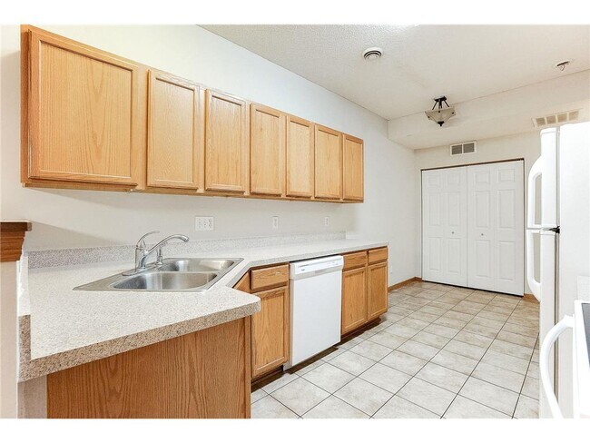 Foto del edificio - 5040 Holly Ln N