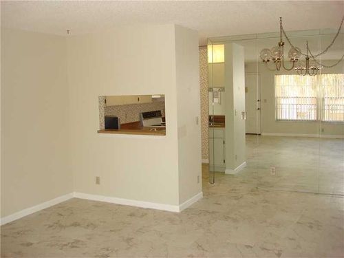 Foto del edificio - 3784 N University Dr