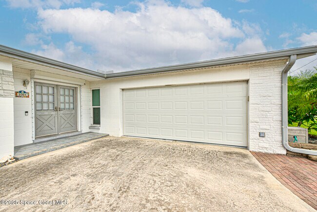 Building Photo - 1065 Molaki Dr