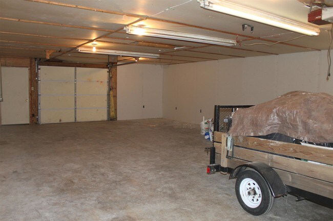 Building Photo - 113 Holland Ct