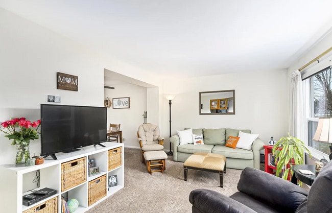 Building Photo - Three Bedroom Townhome n Aspenwood!