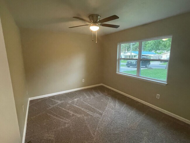 Foto del edificio - Welcome to this beautifully remodeled 2-bedroom duplex located in Alachua, conveniently situated ...