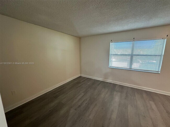 Foto del edificio - 950 NW 11th St