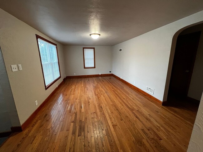 Building Photo - Prime Appleton Location - Available March 1st