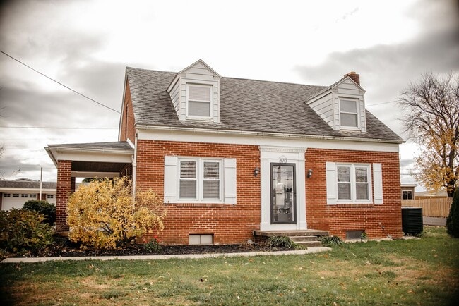 Building Photo - 870 E Main St