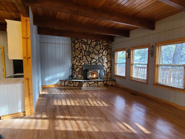 Building Photo - 15325 Acacia Way