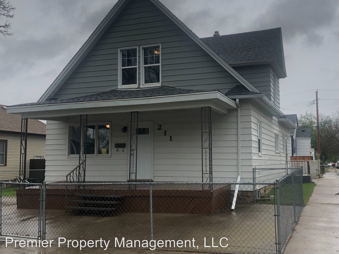 Primary Photo - 211 4th Ave NE
