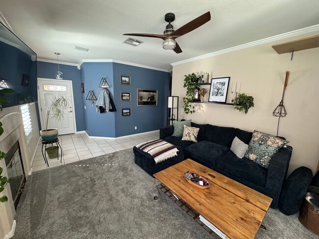 Building Photo - Modern Comfort in a Prime Location !