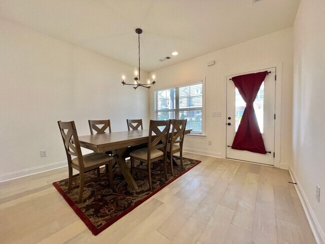 Building Photo - 3 Bed, 2.5 Bath Townhome w/ 1 Car Garage