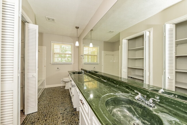 Building Photo - Fantastic 3bd/2ba home! Let yourself in!