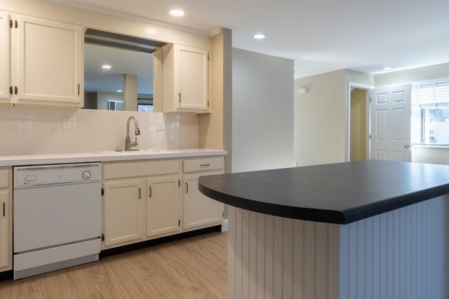 Foto del edificio - 185 Indian Rock Rd