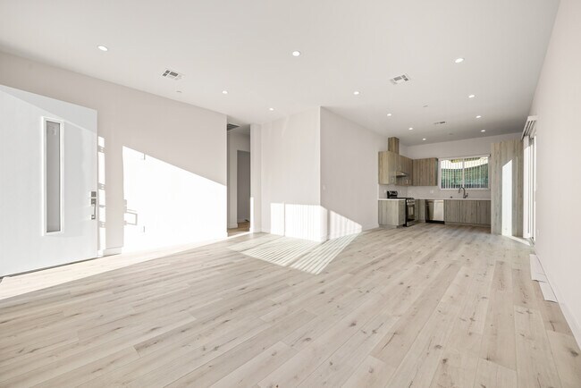 Building Photo - 9686 Stonehurst Ave