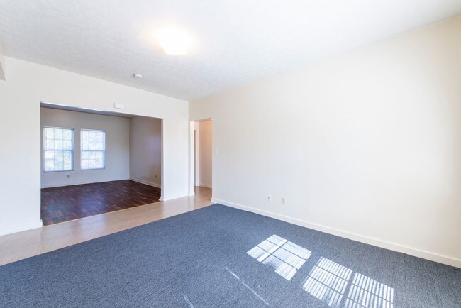 Building Photo - 2 br, 1 bath House - 4425 W. Broadway apt#4