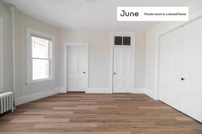 Building Photo - Private bedroom in 3 bed/1 bath Home