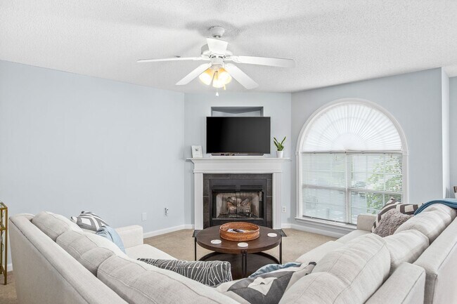 Building Photo - Spacious Furnished 2 bedroom 2 bath Condo ...