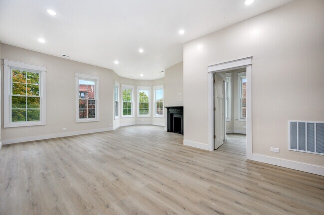 Building Photo - 1619 W Balmoral Ave